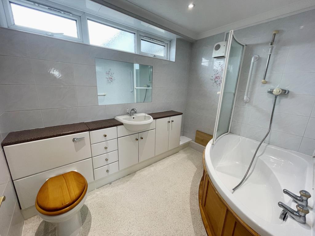 Lot: 137 - THREE-BEDROOM PENTHOUSE FLAT WITH COASTAL VIEWS - Bathroom with vanity unit and corner bath
